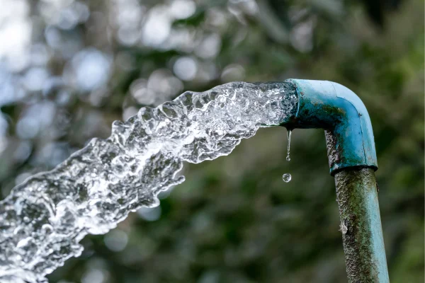 Agua saliendo de una tubería rota en invierno
