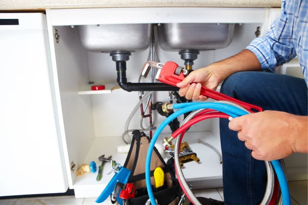 Fontanero reparando sistema hidráulico en Madrid